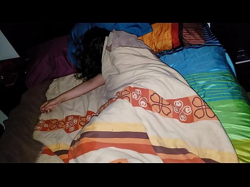 ❤️ Üvey oğul, genç üvey annesini uyurken azarlıyor. ❌ Anal video bizde ﹏